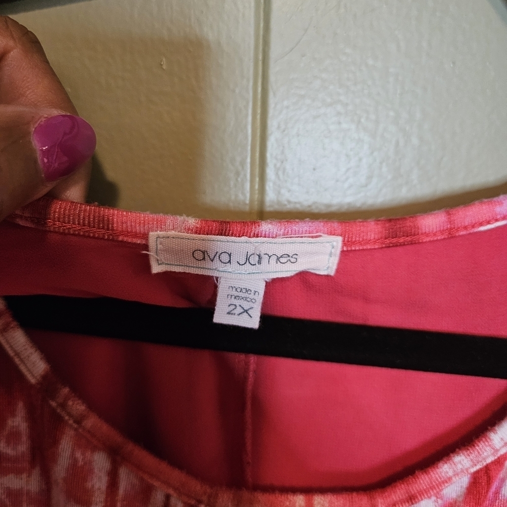 Red and White Asymmetrical Sleeveless Blouse - Picture 3 of 4